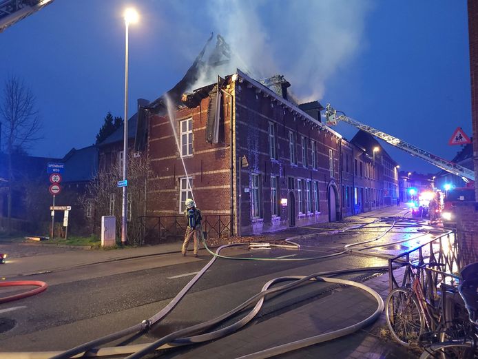 Voor de zware woningbrand op de Geldenaaksebaan op 30 maart moesten 13 van de 14 brandweermannen uitrukken.