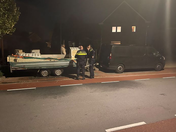 De aanhanger waar het materiaal op lag.