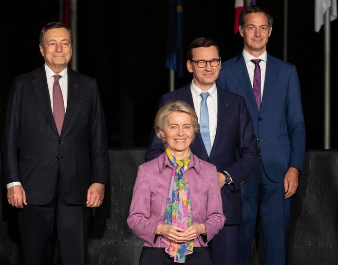 De Italiaanse premier Mario Draghi, European Commissiepresident Ursula Von der Leyen en premier Alexander De Croo tijdens de top.