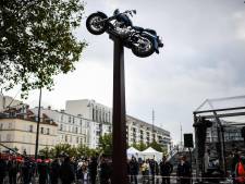 Une moto sur une guitare: l’œuvre en hommage à Johnny fait couler beaucoup d’encre
