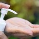 Zó maak je zelf desinfecterende handgel (met maar drie ingrediënten)