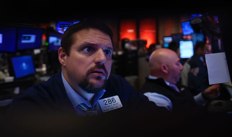 Beurshandelaren op de New York Stock Exchange maandag. Ook op Wall Street werden deze week records gebroken. Beeld AFP