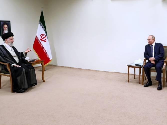 “Onzichtbaar model”: tafel van Poetin opnieuw voorwerp van spot tijdens buitenlandse reis naar Iran