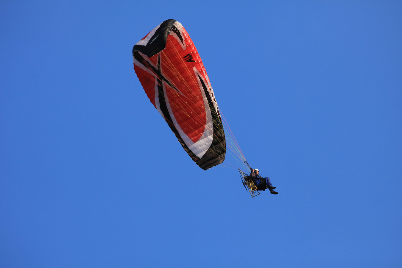 De politie is op zoek naar een paraglider die woensdagmiddag neerstortte.