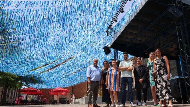 Feesten ‘onder het water’: 75.000 blauwe lintjes zorgen voor instant vakantiegevoel op Sint-Nicolaasplein