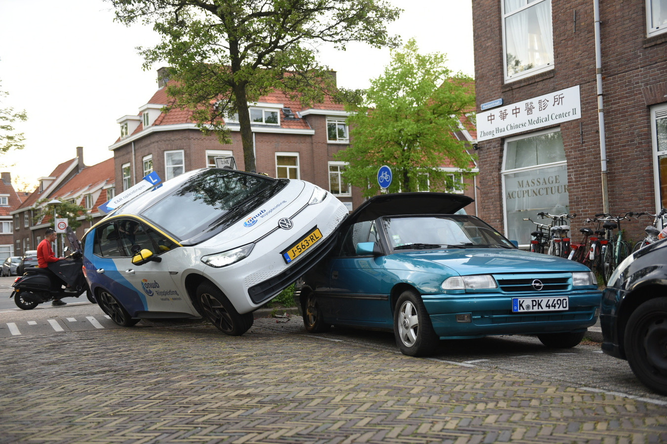Waden solo begin Bizar ongeval in Utrecht: lesauto belandt op dak geparkeerde auto | Foto |  AD.nl