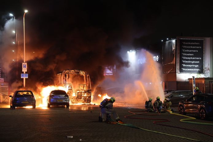 De hulpdiensten hebben het vanavond erg druk met honderden Eritreeërs die met elkaar in botsing zijn gekomen en grote schade aanrichten in de straten van Den Haag.