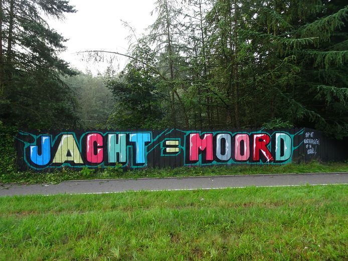 Activisten bekladden onlangs een schutting langs de Amersfoortseweg in Apeldoorn als protest tegen de jacht.