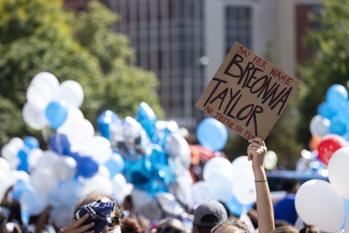 In Louisville, in de staat Ohio, eisen betogers rechtvaardigheid voor Breonna Taylor. Ze eisen dat de agenten die haar doodschoten worden gearresteerd.