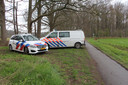 Nederlandse politieauto's net voor de groene grens, waarachter in het boegebied bij het Zwillbrocker Venn wordt gezocht.