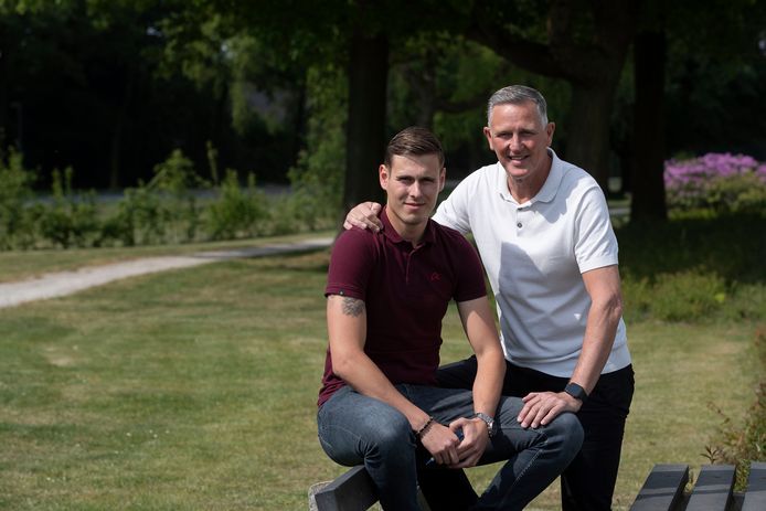 Frank Weijers (rechts) op archiefbeeld, poserend met zijn zoon Sam.
