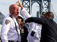 Dit is het moment waarop een New Yorkse agent in zijn eigen gezicht spuit met pepperspray tijdens betoging