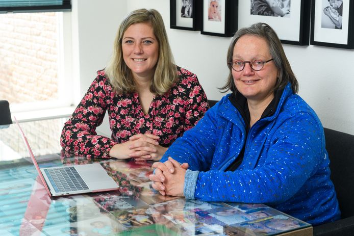 Marloes Sahin en Rufi van Rooij (rechts) maken onder de noemer ‘Een ontmoeting’ levensboeken, waarin persoonlijke verhalen van opdrachtgevers beschreven staan.