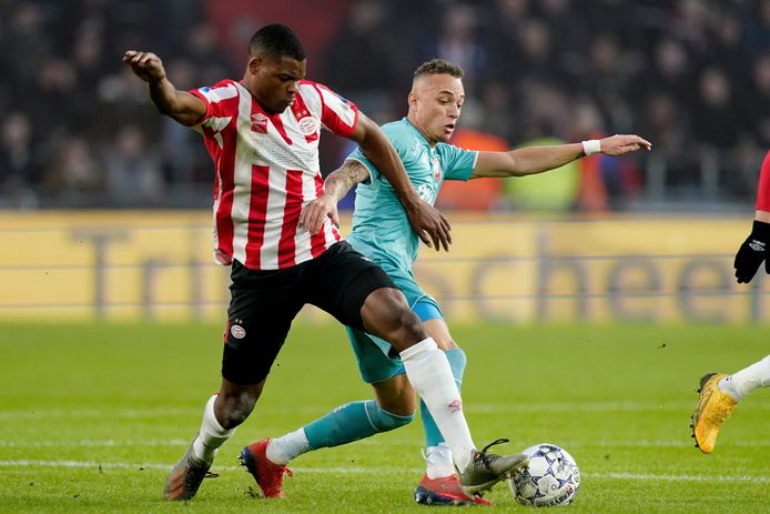 Dumfries (l) van PSV in duel met Lang van FC Twente.