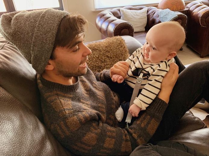 Mathias Vergels met zijn zoontje. “Ik ben een beschermende papa.”
