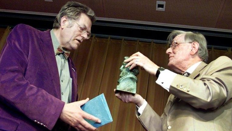 Gerrit Krol (links), hier bij ontvangst van de PC Hooftprijs in 2001. Beeld ANP