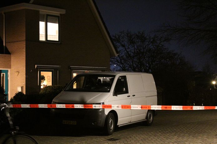 De politie deed kort na de woningoverval uitgebreid onderzoek in Kampen.