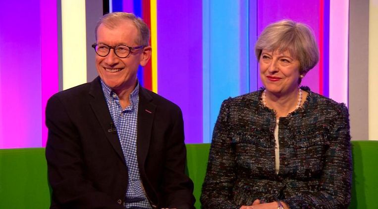 Theresa May met haar echtgenoot in het tv-programma 'The One Show'. Beeld rv