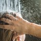Waarom je na het douchen het water nooit uit je oor mag schudden