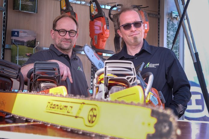 Zaakvoerders Sam en Tim Buelens in hun zaak Slimme Tuin in Steenokkerzeel.