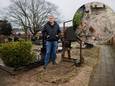 Pascal van de Rakt bij het graf van zijn moeder. De koperen afdekplaat is gestolen. Inzet: gebroken potjes op het graf.