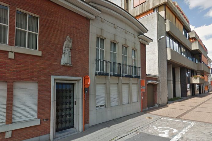 Door de verhuis van alle gemeentediensten naar het nieuwe gemeentehuis op het Gravenplein staat de voormalige tandartswoning leeg.