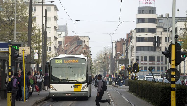 Bus van De Lijn op de Antwerpse Rooseveltplaats. Beeld PHOTO_NEWS