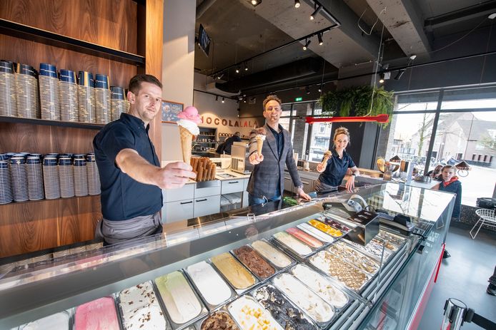 Rob Beerlage, Pieter van der Poel en Meike van der Poel zijn er klaar voor om de vitrine helemaal leeg te scheppen voor iedereen die zin heeft in een smakelijk ijsje.