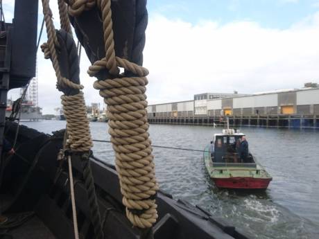 Kamper Kogge breekt reis af na motorpech op Noordzee