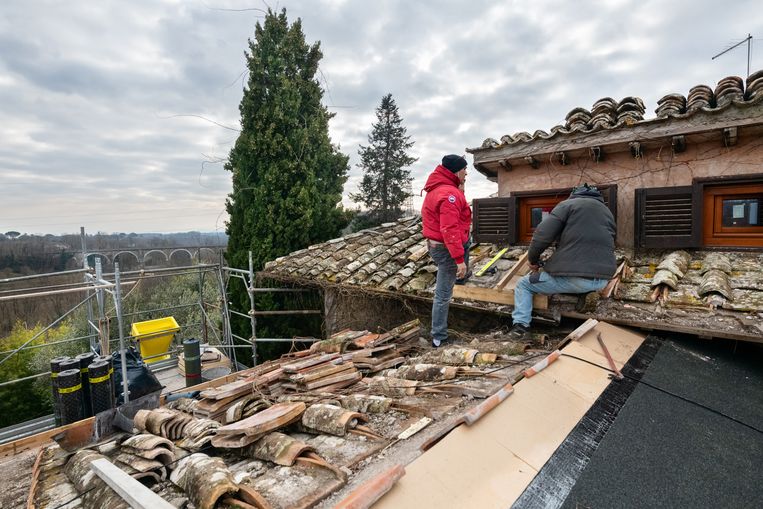 Anche il tetto di Villa I Nocchioli è coibentato.  Statua di Max Indrisano