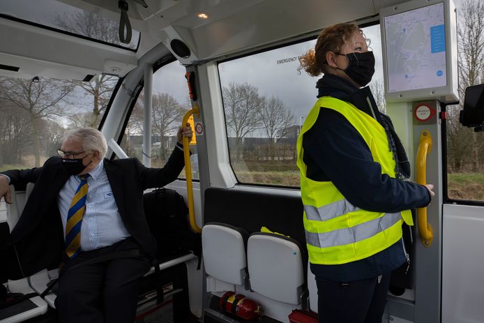 Steward Lea Schapendonk en Hermes rayonmanager Theo Duivesteijn in de zelfrijdende minibus die tussen de Automotive Campus en station Brandevoort in Helmond pendelt.