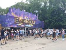 Bezoekers Emporium gaan hitte met weinig kleding en flesjes water te lijf
