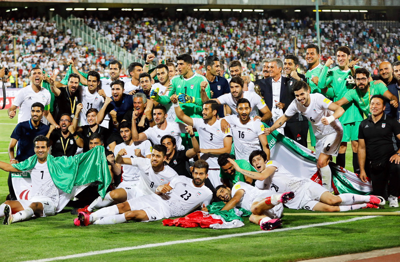 De spelers van Iran zijn blij.