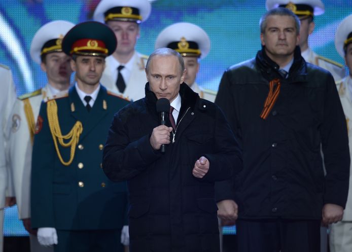 Beeld van 2014. De Russische president Vladimir Poetin met Sergej Aksjonov achter zich op het Rode Plein in Moskou, om de annexatie van de Krim te vieren.