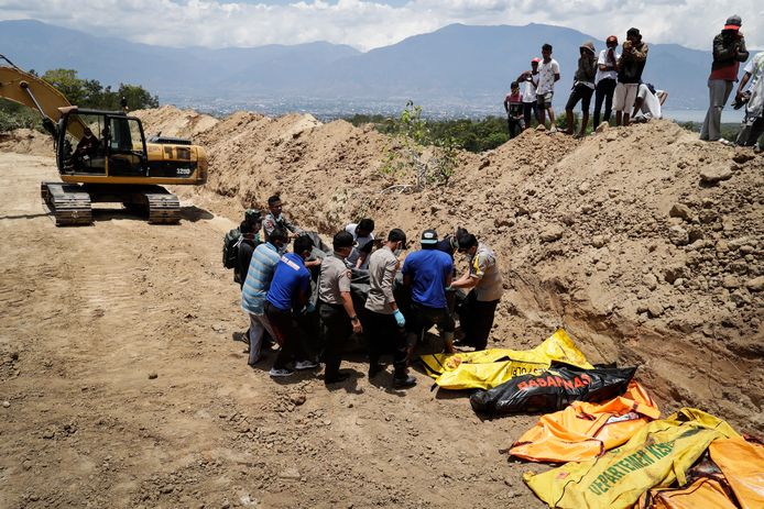 De eerste lichamen worden in een massagraf begraven op Sulawesi.