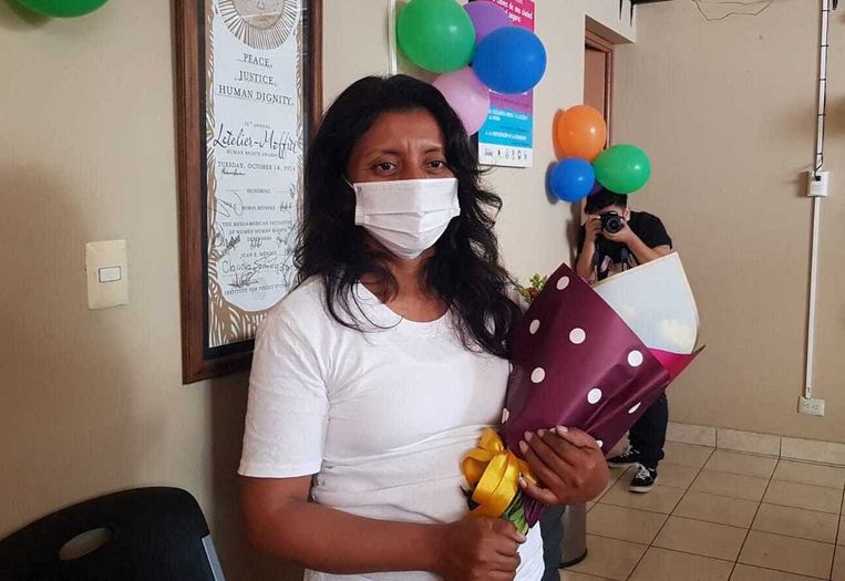 De El Salvadoraanse Elsy kwam in 2022 na tien jaar gevangenisstraf vrij. Zij was veroordeeld wegens moord nadat ze een miskraam had gehad, hetzelfde lot dat nu haar landgenote Esme overkomt. Beeld via REUTERS