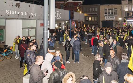 Betoging tegen nieuwe coalitie in Ninove lokt honderden deelnemers