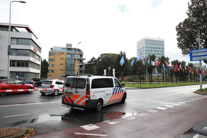 De politie is vanmiddag met veel eenheden aanwezig vanwege een verdachte situatie in de omgeving van de Johan de Wittlaan.