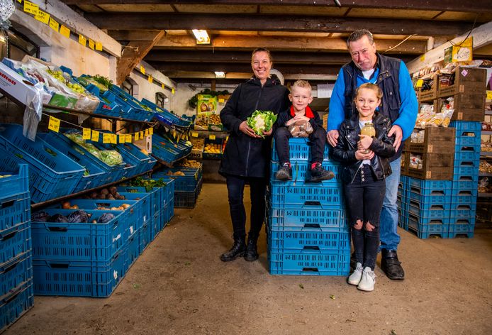 ‘Opa’ Willem Klootwijk in het ‘groenteboer-deel’ van zijn winkel met dochter Ellen, kleinzoon Jerry (midden) en kleindochter Rochelle.