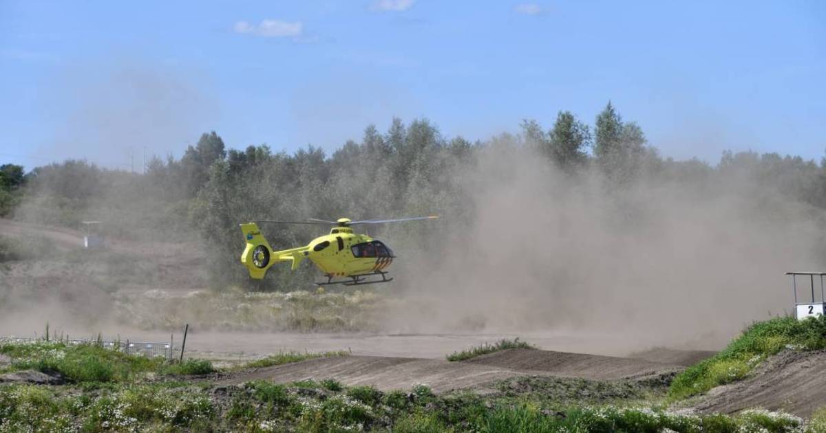 Motorcrosser per traumahelikopter naar het ziekenhuis