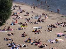 Waalstrandjes stromen weer vol met zonaanbidders: ‘De eerste zomerse dag dit jaar!’