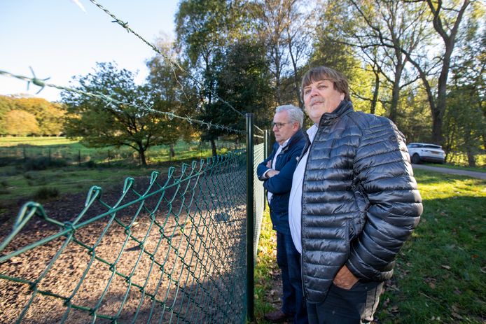 Jos Mennen (vooraan) van het vakantiepark is erg aangedaan door de wolvenaanval. Ook burgemeester Alain Yzermans (achteraan) kwam ter plaatse.