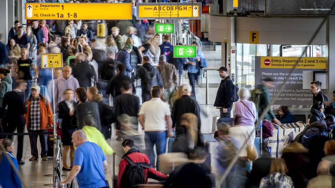 Schrappen vakantievluchten op Schiphol komt snel dichterbij: ‘Oplossing vinden lukt ze niet’