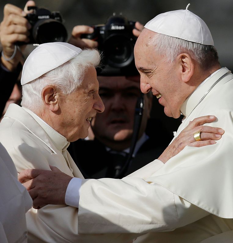 Een foto uit 2014: paus Benedictus (links) ontmoet zijn opvolger Franciscus.  Beeld AP