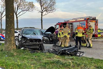 Harde botsing tussen twee auto’s in Langeweg, beide automobilisten naar ziekenhuis