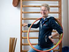 Kneden en wrijven doet fysiotherapeut Anke uit Markelo bijna niet meer: ‘Het is bewegen, bewegen, bewegen’ 