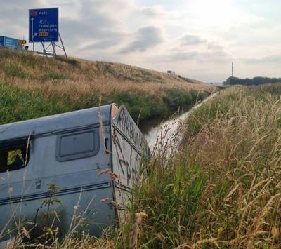 Uitgefeest met caravan: gedumpt in sloot bij Terheijden