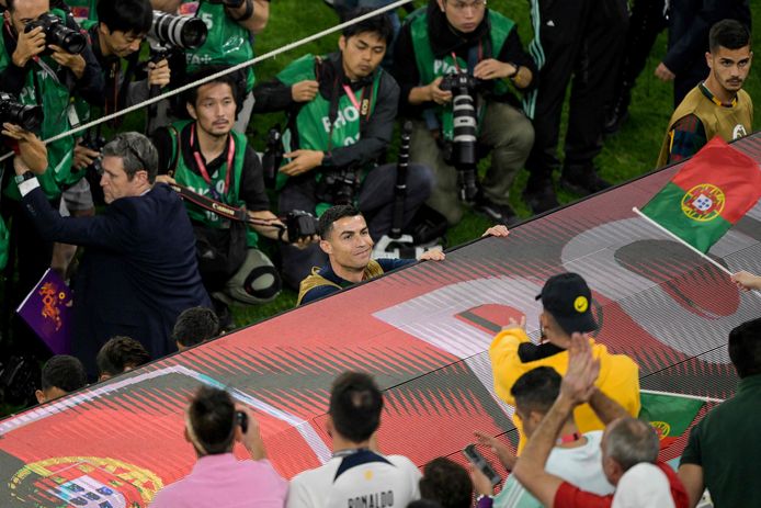 Ronaldo keerde zijn rug naar de fotografen.