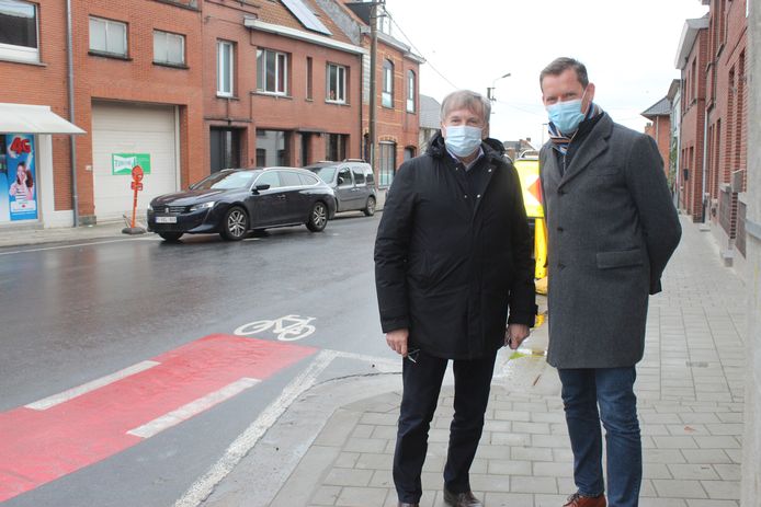 Schepen Chris De Wispelaere en burgemeester Tony Vermeire op Zomergem Boven. Daar komt een trajectcontrole en een vaste flitscamera.