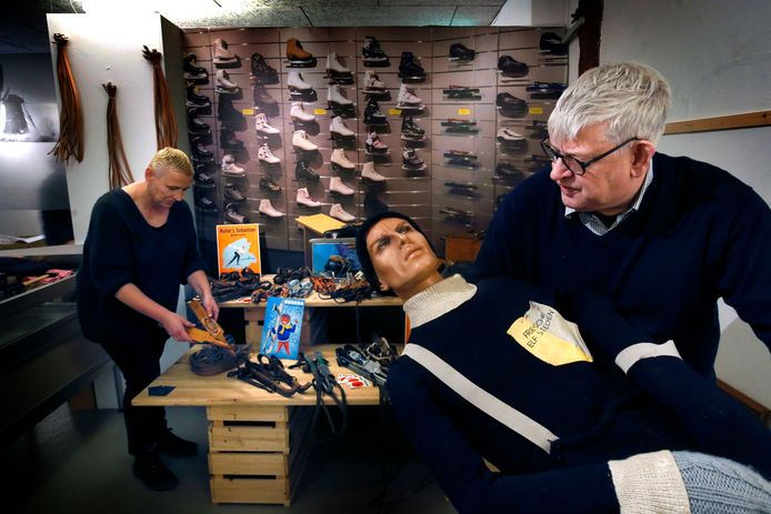 Dick de Jong geeft met een van de andere vrijwilligers de gedoneerde schaatsspullen een plek in het museum.